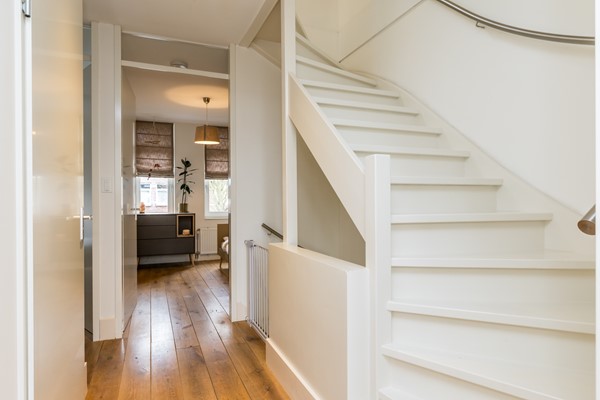 Foto - Verkocht onder voorbehoud: In een rustige en kindvriendelijke woonomgeving staat deze moderne instapklare geschakelde twee-onder-een-kapwoning (bouwjaar 2011) met voldoende woonoppervlakte, garage en tuin.